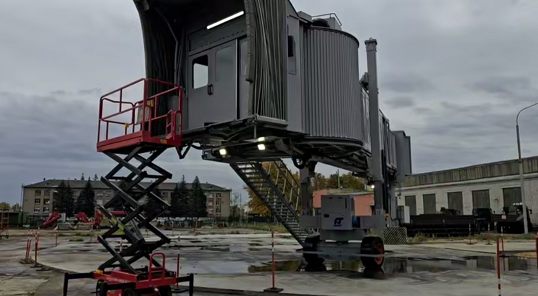 Раньше такое оборудование закупали только за рубежом: в России создали и показали первый отечественный «рукав» для аэропортов